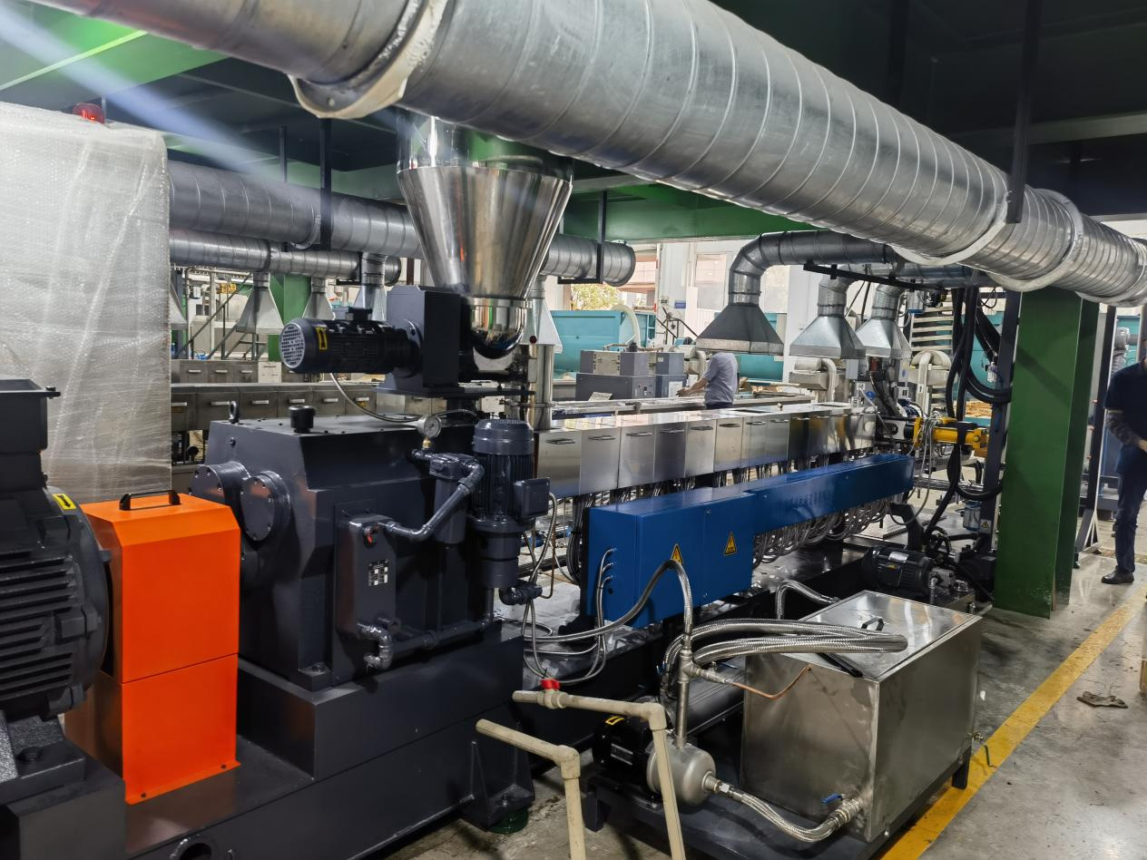 力塑TPE引進雙螺桿擠齣機+水下切生産線自動化(hua)設備 力塑TPE引進雙螺(luo)桿擠齣機+水下切生産線自動化設備