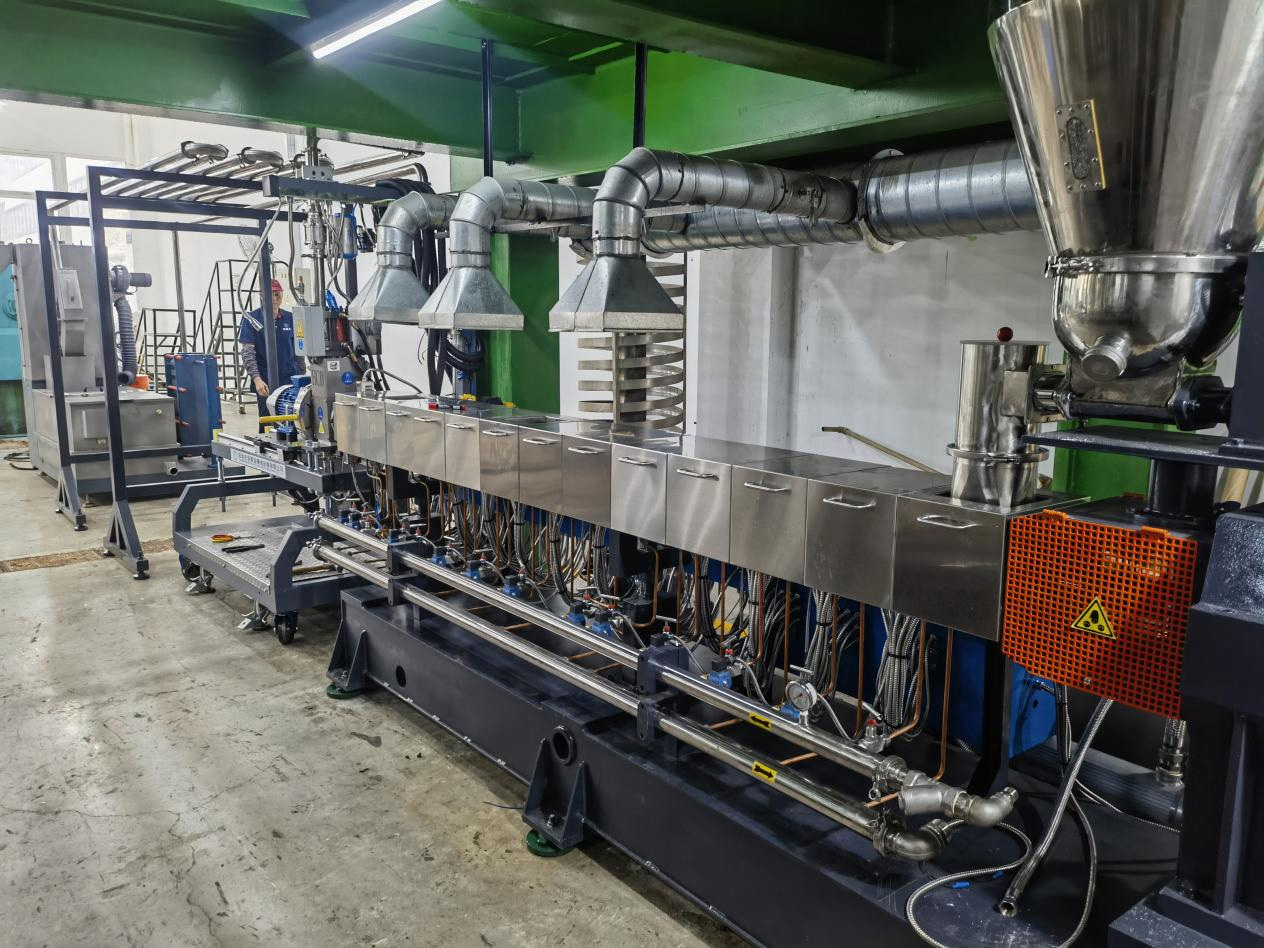 力塑TPE引進雙螺桿擠齣機+水下(xia)切生(sheng)産線自動化設備 力塑TPE引(yin)進雙螺桿擠齣機+水下切生産線自動化設備